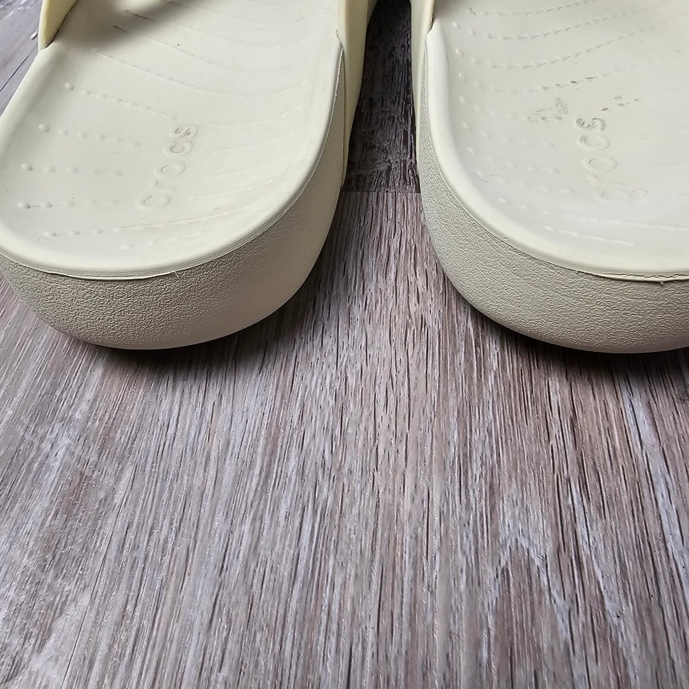 Crocs Splash Flip Womens 8 Sandals Bone Beige Minimalist Casual Summer Comfort - Picture 2 of 9